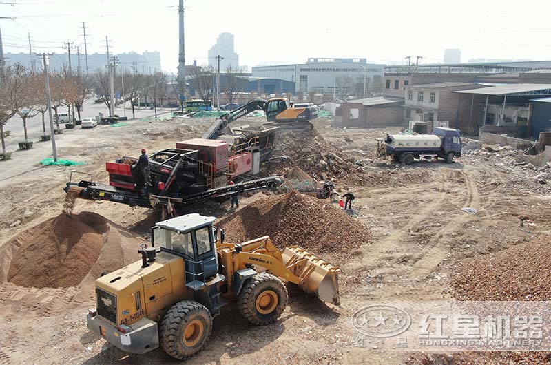 小型建筑垃圾處理移動破碎機現場